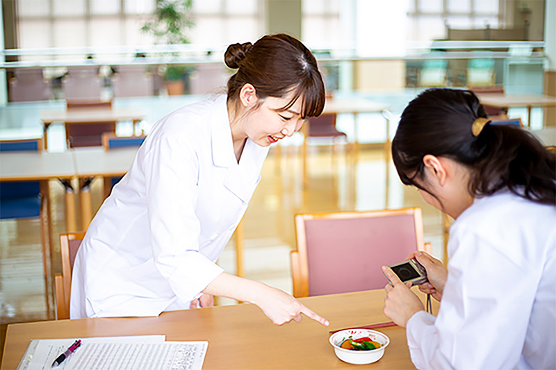 管理栄養士　志村 優香